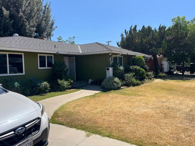 220 W Wayside Drive, Dinuba, CA 93618