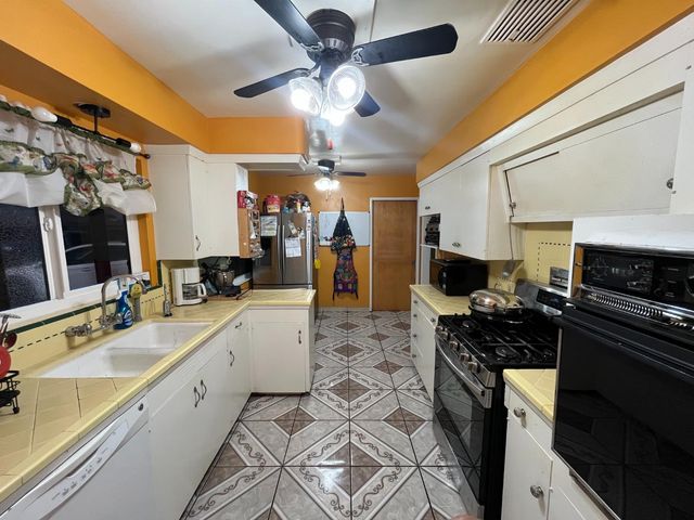 220 W Wayside Drive, Dinuba, CA 93618