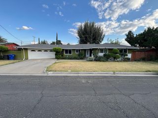 220 W Wayside Drive, Dinuba, CA 93618