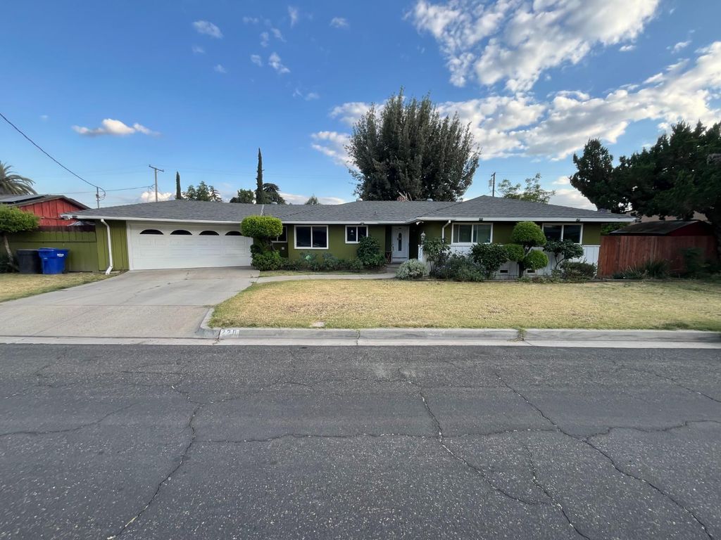 220 W Wayside Drive, Dinuba, CA 93618