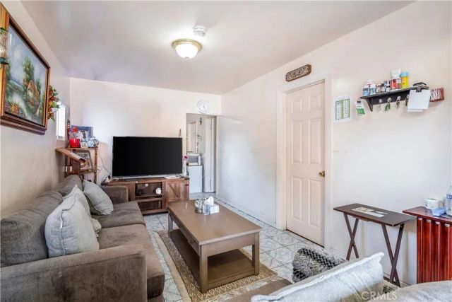 1340 W 25th, Los Angeles, CA 90007