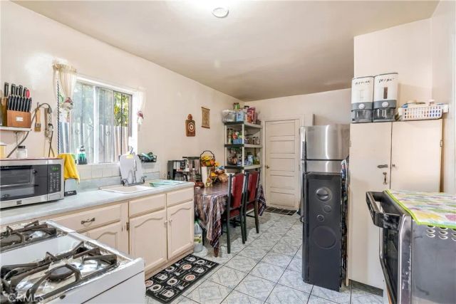 1340 W 25th, Los Angeles, CA 90007