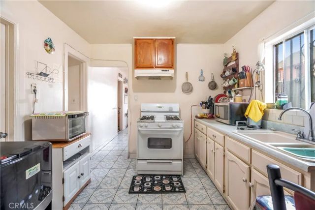 1340 W 25th, Los Angeles, CA 90007