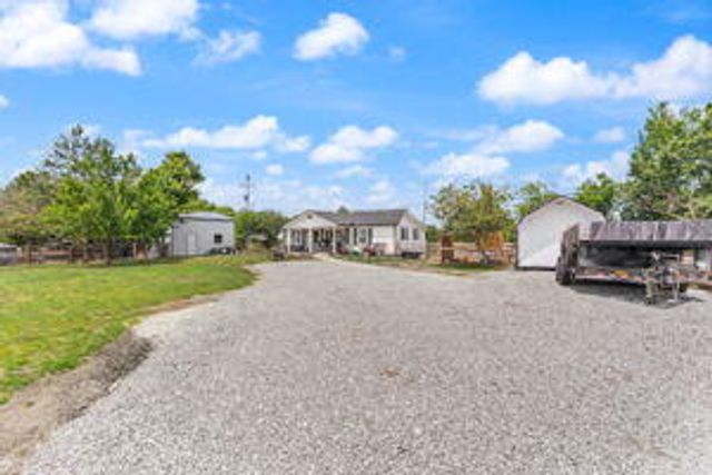 5600 Richmond Road, Irvine, KY 40336