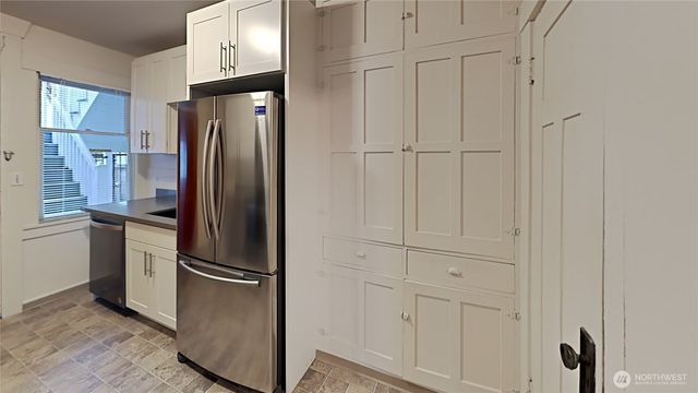 914 N 40th Street, Seattle, WA 98103