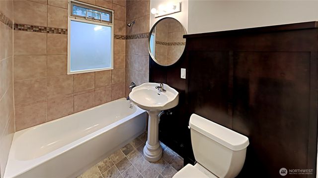 914 N 40th Street, Seattle, WA 98103