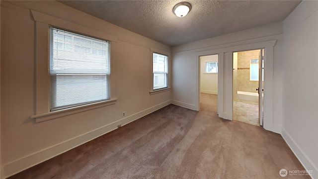 914 N 40th Street, Seattle, WA 98103