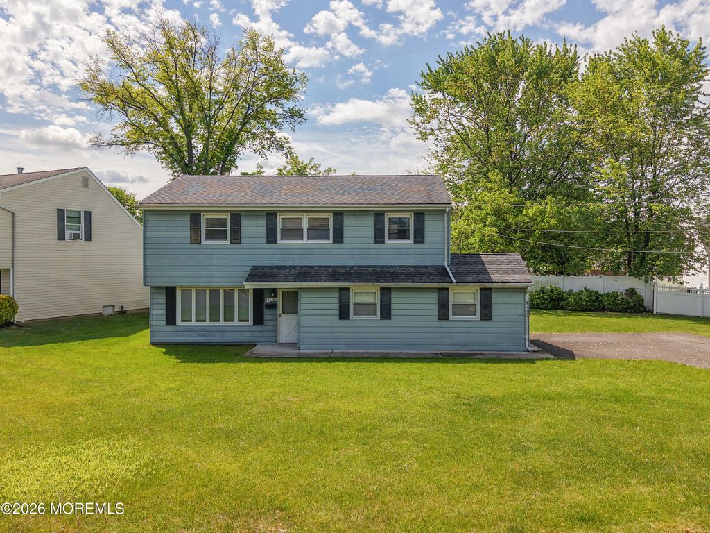 17 Coach Drive, Hazlet, NJ 07730