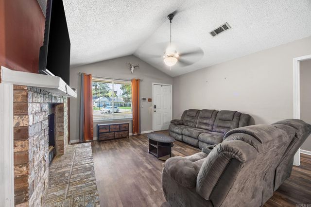 14807 Post Oaks Pl, Mabelvale, AR 72103