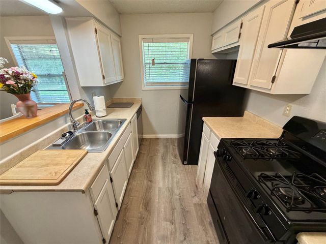 725 E Plum Street, Angleton, TX 77515