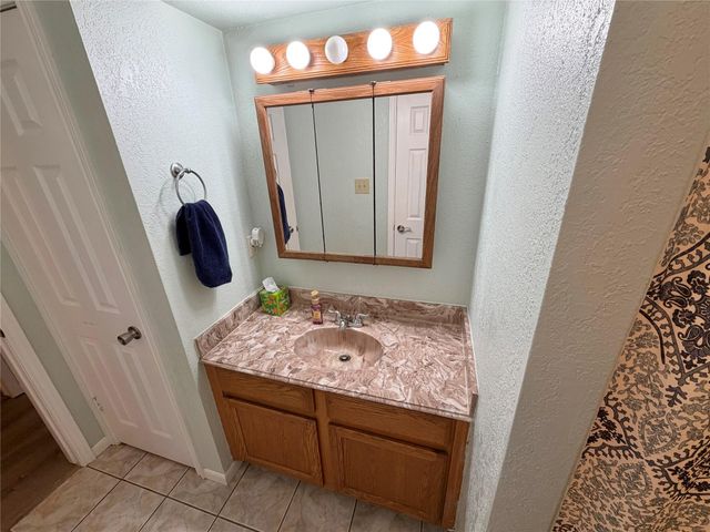 725 E Plum Street, Angleton, TX 77515