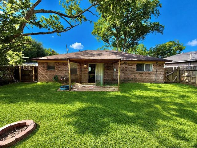 725 E Plum Street, Angleton, TX 77515