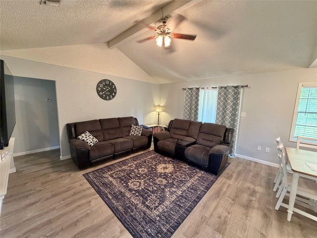 725 E Plum Street, Angleton, TX 77515