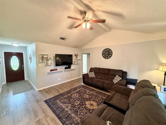 725 E Plum Street, Angleton, TX 77515