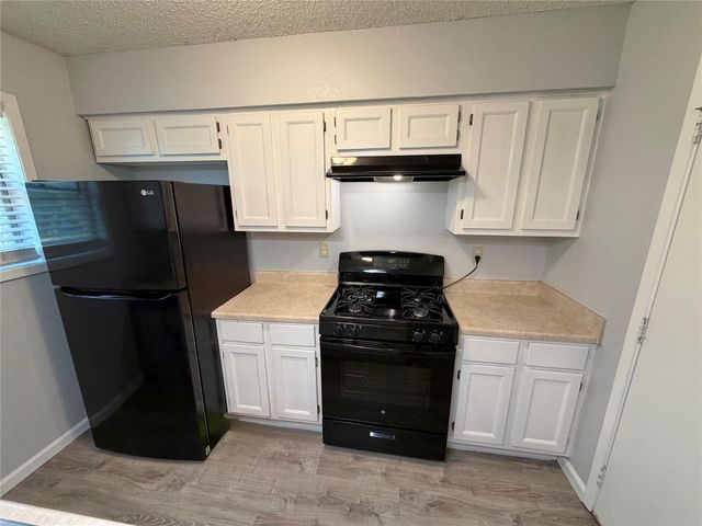 725 E Plum Street, Angleton, TX 77515