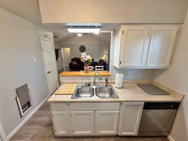 725 E Plum Street, Angleton, TX 77515