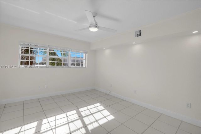 462 Golden Isles Dr 210, Hallandale Beach, FL 33009