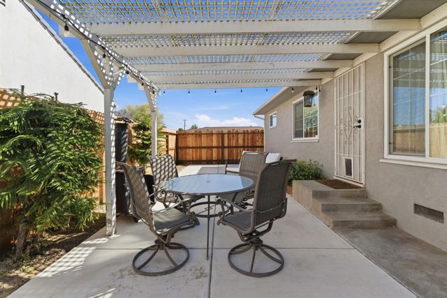 1501 Mariposa Way, Lodi, CA 95242