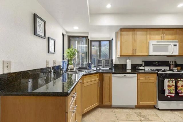 4009 Layang Layang Circle J, Carlsbad, CA 92008