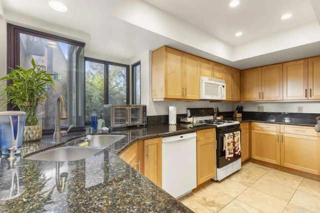 4009 Layang Layang Circle J, Carlsbad, CA 92008