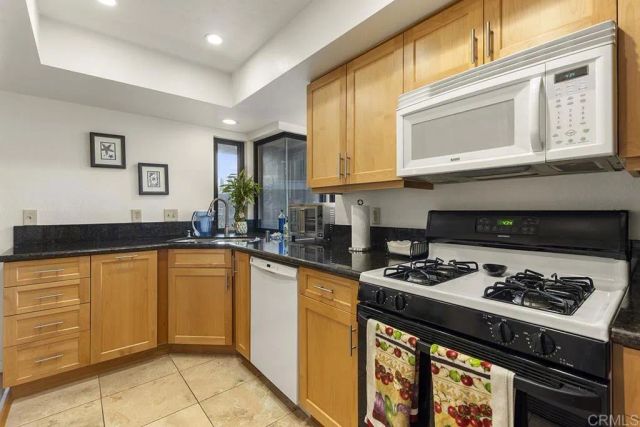 4009 Layang Layang Circle J, Carlsbad, CA 92008