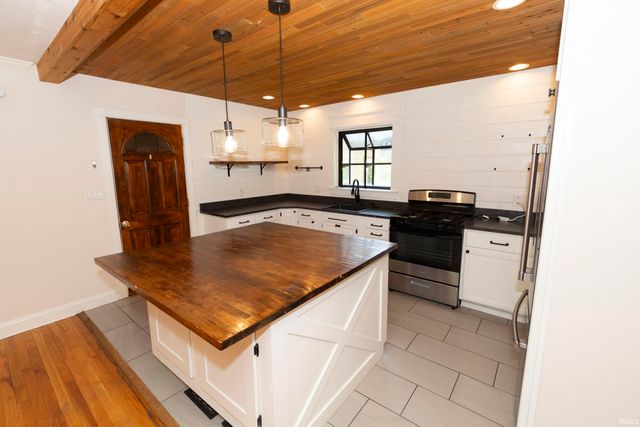 18140 Brightlingsea Place, South Bend, IN 46637