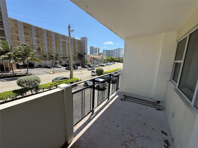 401 Golden Isles Dr 202, Hallandale Beach, FL 33009