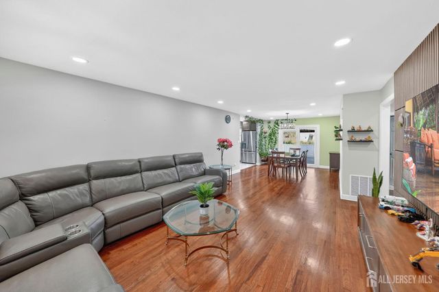 59 Eden Avenue, Edison, NJ 08817