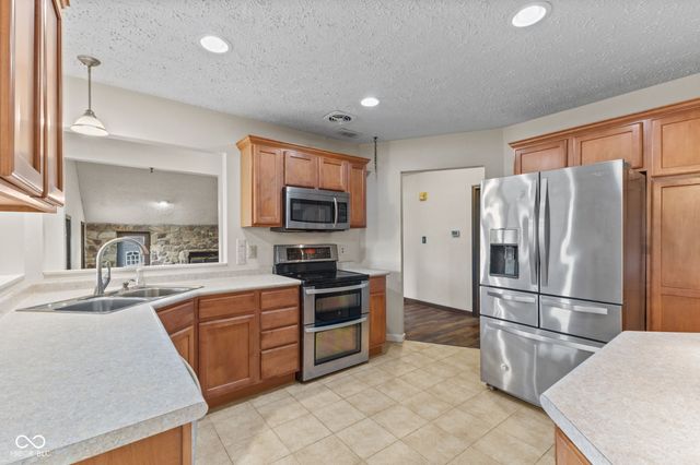 5974 Oak Hill West Drive, Plainfield, IN 46168