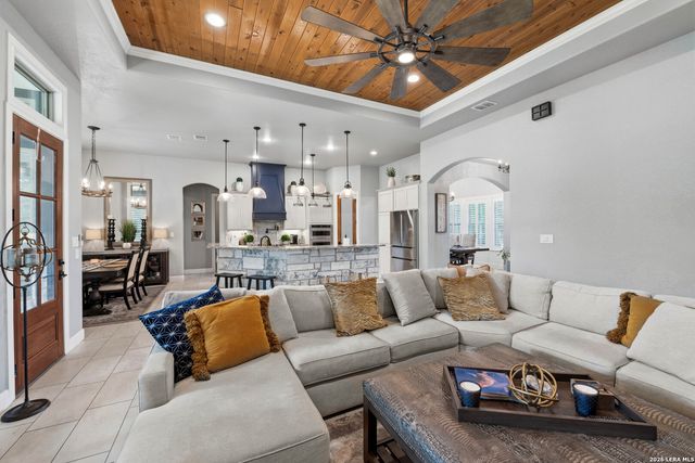 153 Crescent Ridge, Adkins, TX 78101