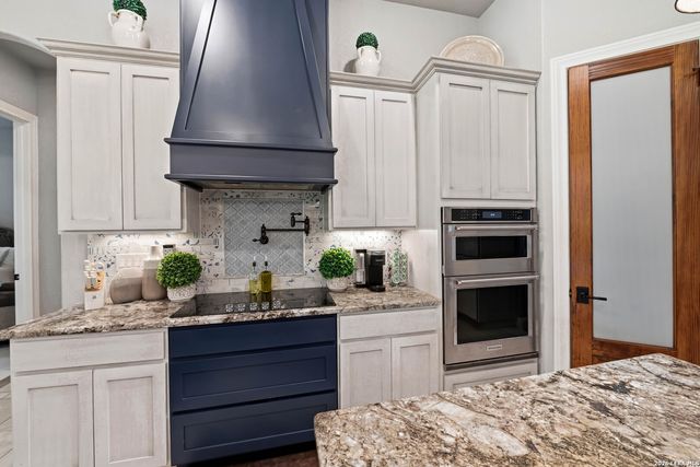 153 Crescent Ridge, Adkins, TX 78101