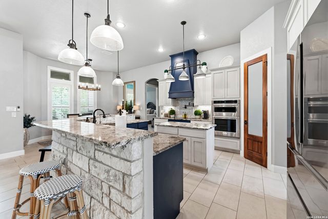 153 Crescent Ridge, Adkins, TX 78101