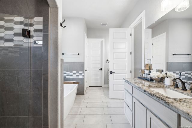 153 Crescent Ridge, Adkins, TX 78101