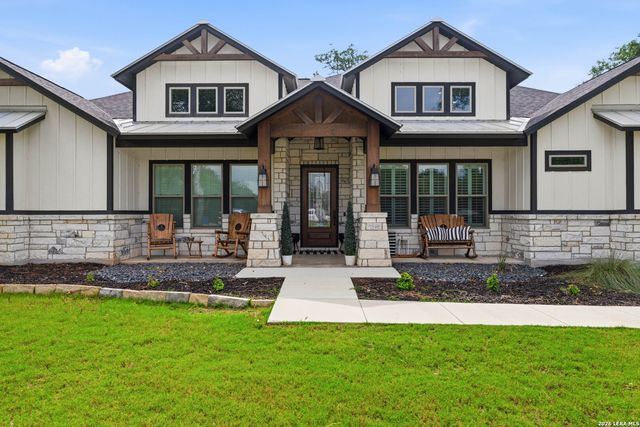 153 Crescent Ridge, Adkins, TX 78101