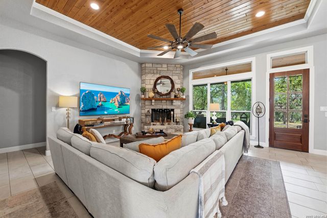 153 Crescent Ridge, Adkins, TX 78101