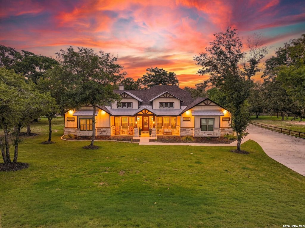 153 Crescent Ridge, Adkins, TX 78101