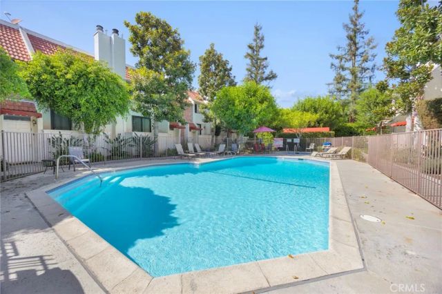 6540 Hayvenhurst Avenue 35, Lake Balboa, CA 91406