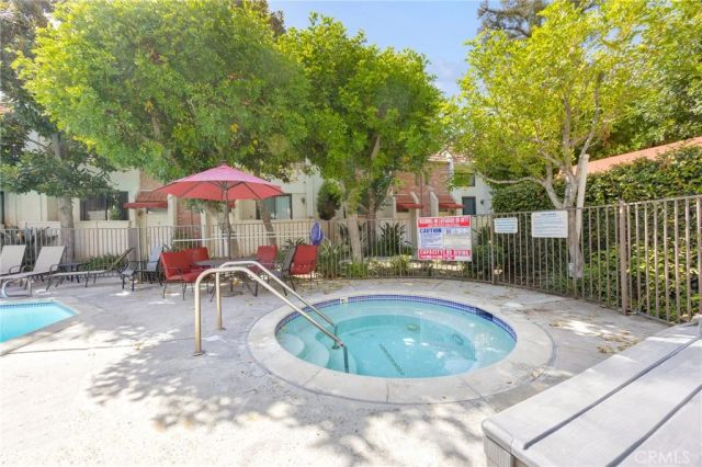6540 Hayvenhurst Avenue 35, Lake Balboa, CA 91406