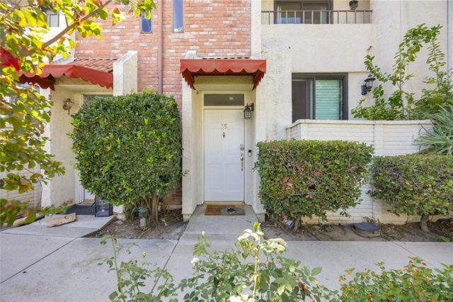 6540 Hayvenhurst Avenue 35, Lake Balboa, CA 91406