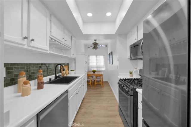 6540 Hayvenhurst Avenue 35, Lake Balboa, CA 91406