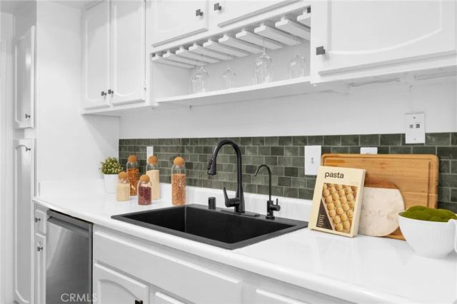 6540 Hayvenhurst Avenue 35, Lake Balboa, CA 91406