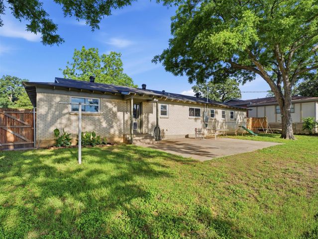 825 Lee Drive, Bedford, TX 76022