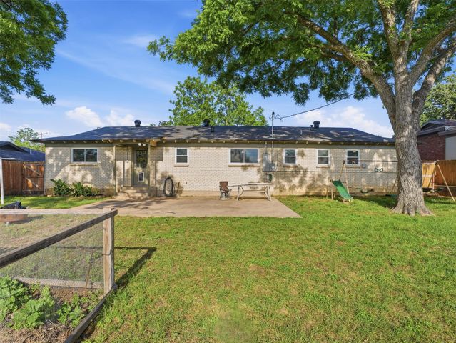825 Lee Drive, Bedford, TX 76022