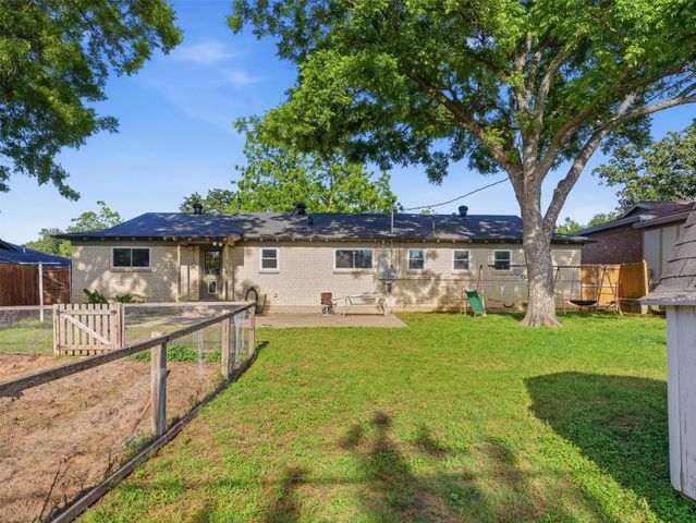 825 Lee Drive, Bedford, TX 76022