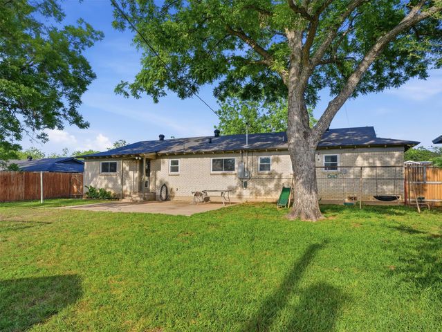 825 Lee Drive, Bedford, TX 76022