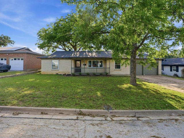 825 Lee Drive, Bedford, TX 76022