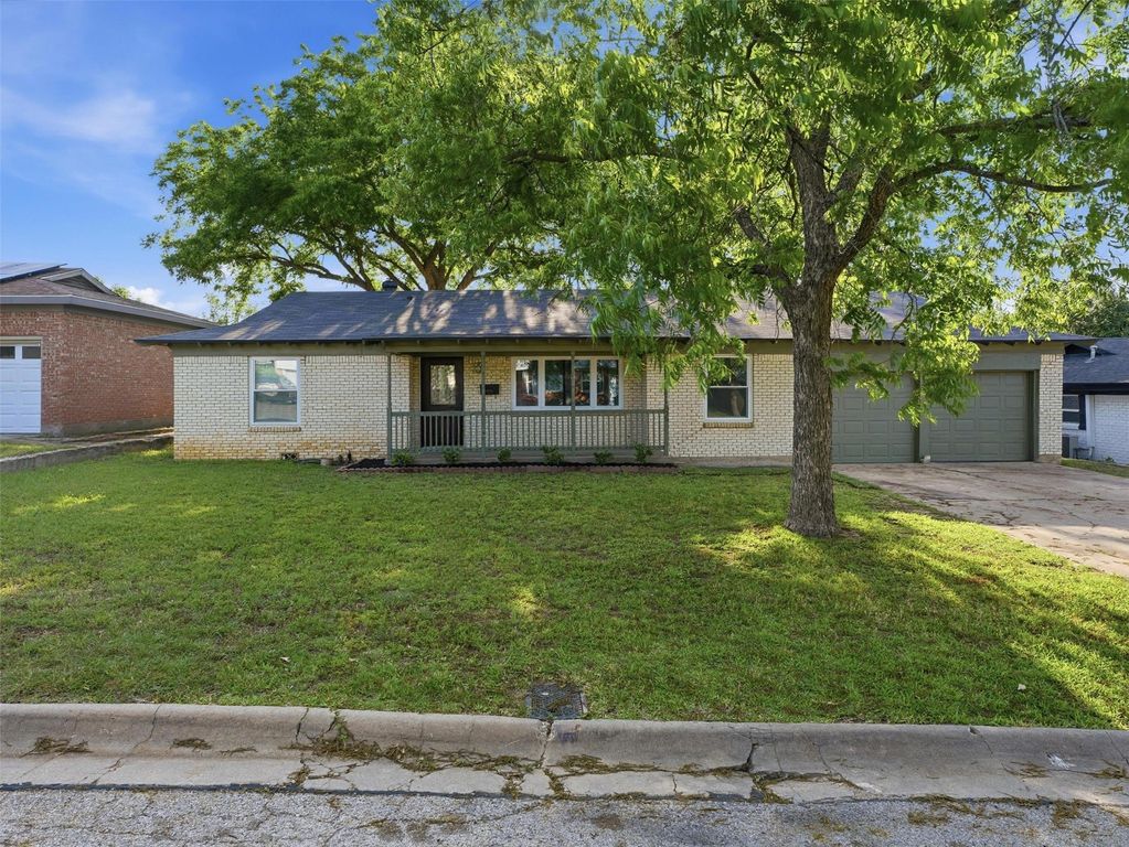 825 Lee Drive, Bedford, TX 76022