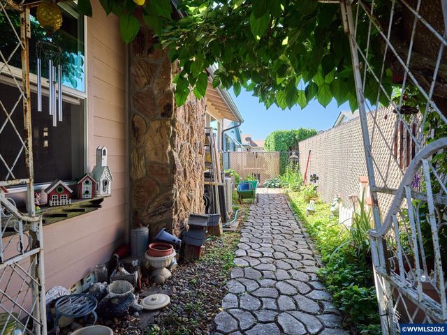 2093 Astor Wy, Woodburn, OR 97071