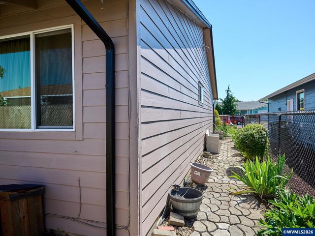 2093 Astor Wy, Woodburn, OR 97071