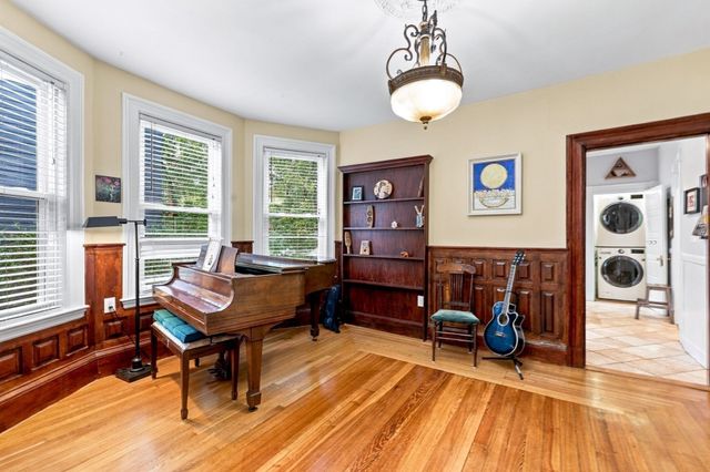 22 Hewlett St 1, Boston, MA 02131